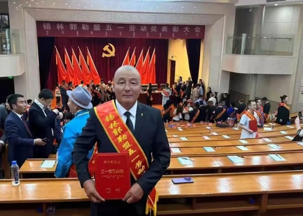 草原上的“環境衛士”——玉誠環境喬銀樹喜獲盟級五一勞動獎章